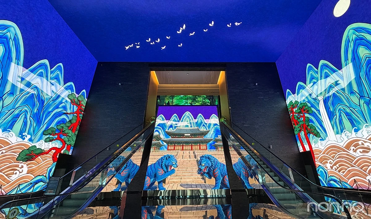 インスパイア・エンターテインメント・リゾートの入り口で撮影したアート エスカレーター