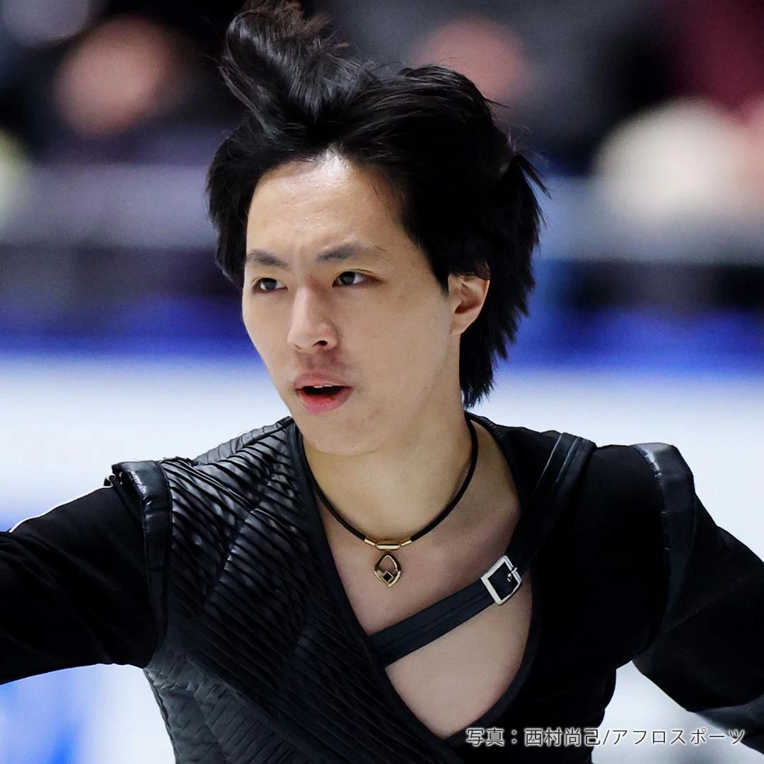 三浦佳生選手:ミラノ・コルティナオリンピック男子シングル代表。今季ショートプログラムの黒い衣装をまとって滑る姿。