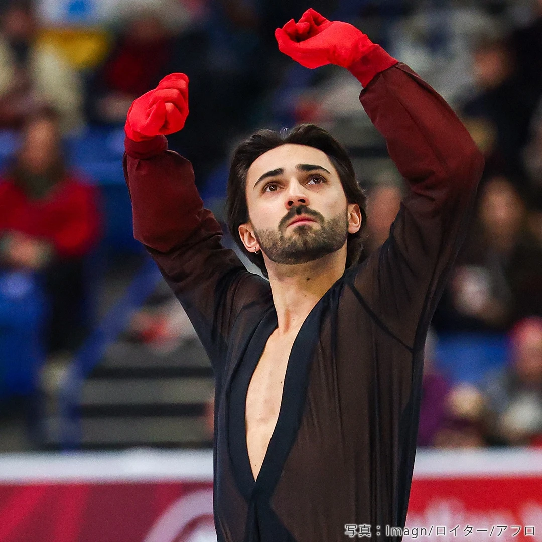 ケヴィン・エイモズ選手:ミラノ五輪フィギュア男子シングルフランス代表。フリー「ボレロ」の衣装姿