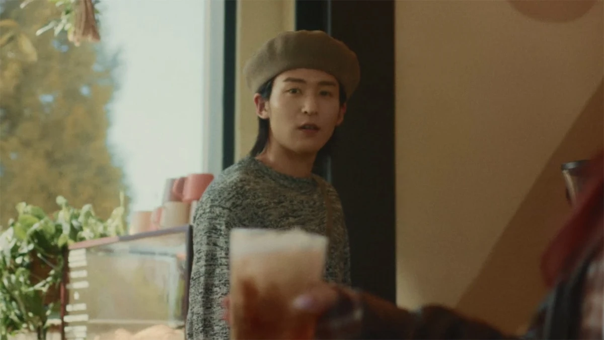 「午後の紅茶 TEA LATTE」CM　カフェのお客さんを見ている目黒蓮
