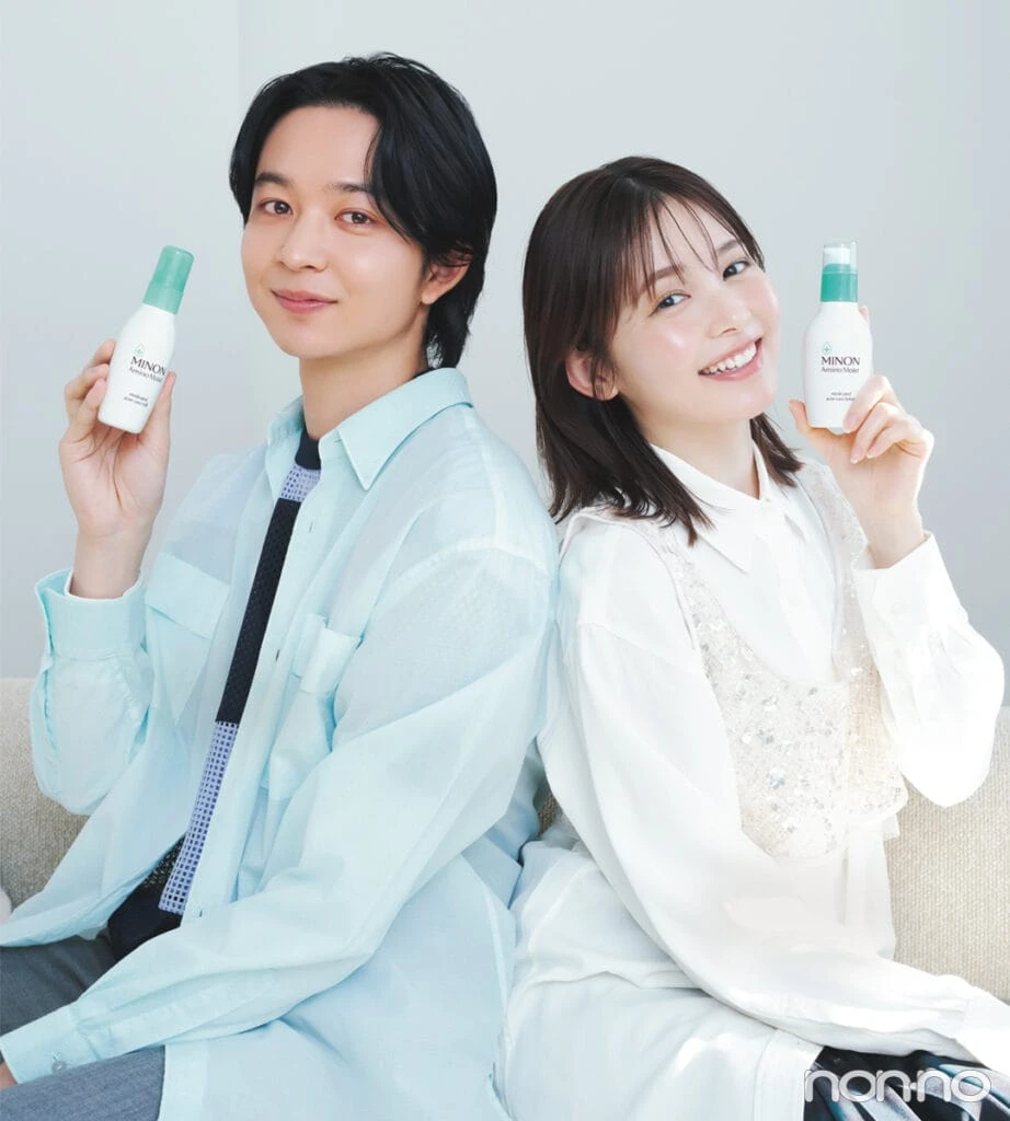 ミノン アミノモイストの化粧水と乳液を持った久間田琳加と鈴木仁