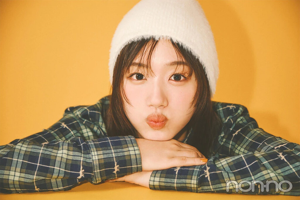 チェックシャツを着てニット帽をかぶった佐々木美玲がこちらを見つめているカット