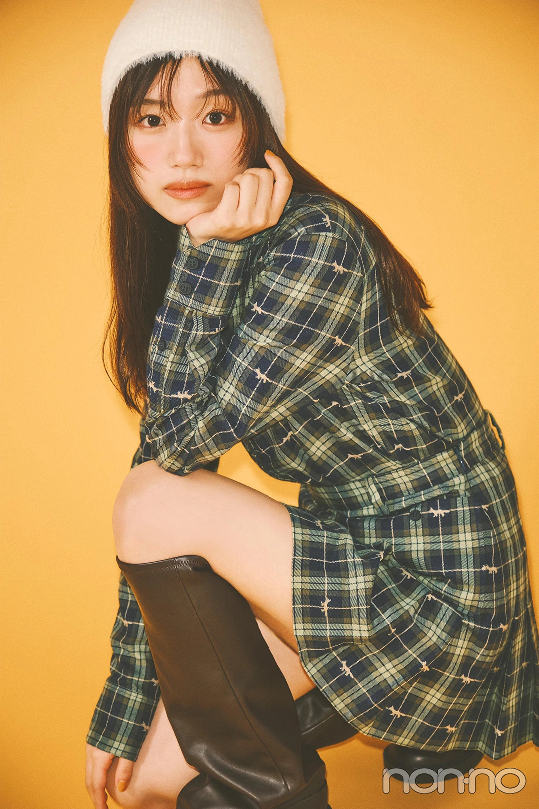 チェックのセットアップを着て座る佐々木美玲