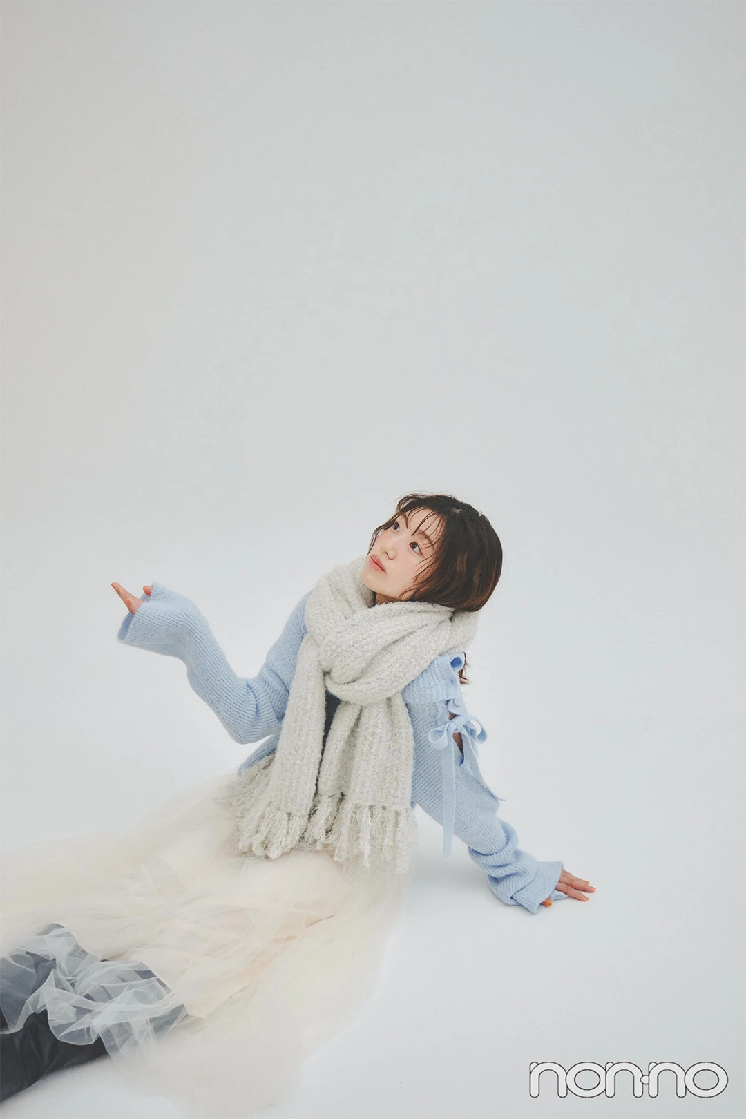 マフラーを巻いて空を見上げる佐々木美玲