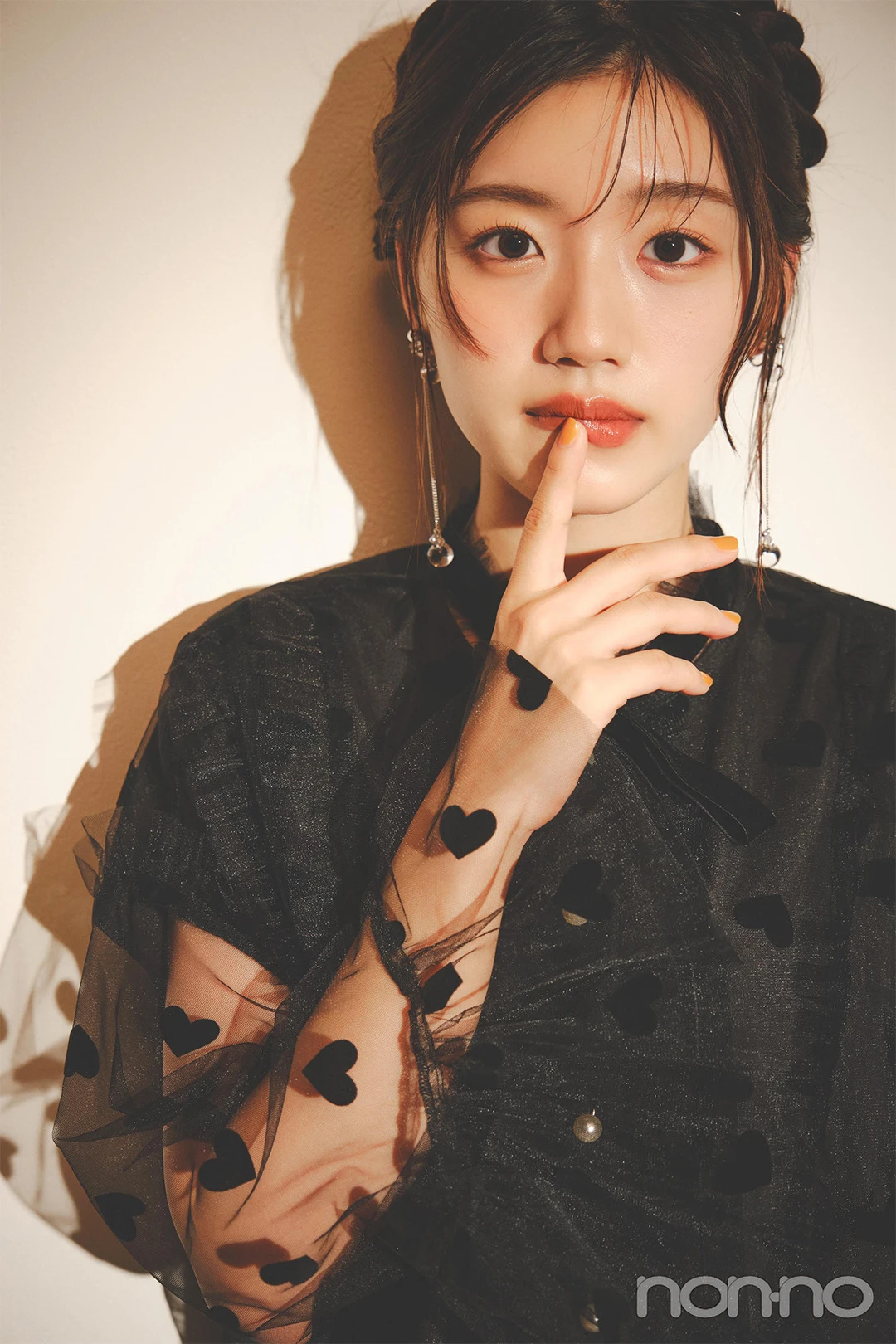 黒いドレスを着て唇に指をあてる佐々木美玲