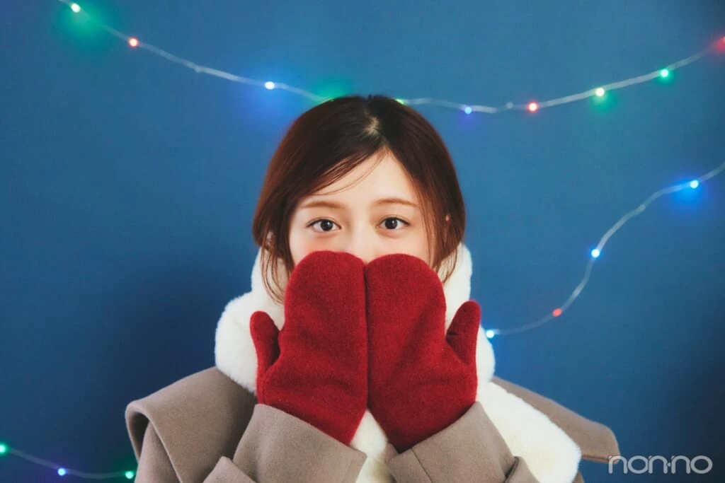 可愛い冬のデートコーデのポイント　手袋をつけた女性