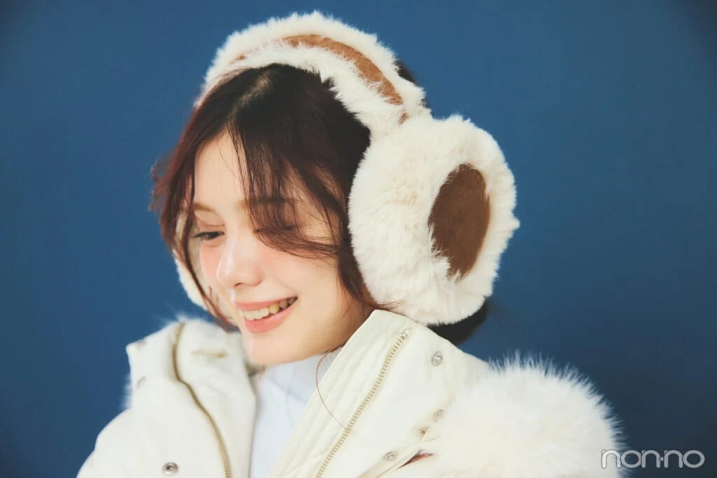 暖かポイントのイヤマフをつけた紺野彩夏