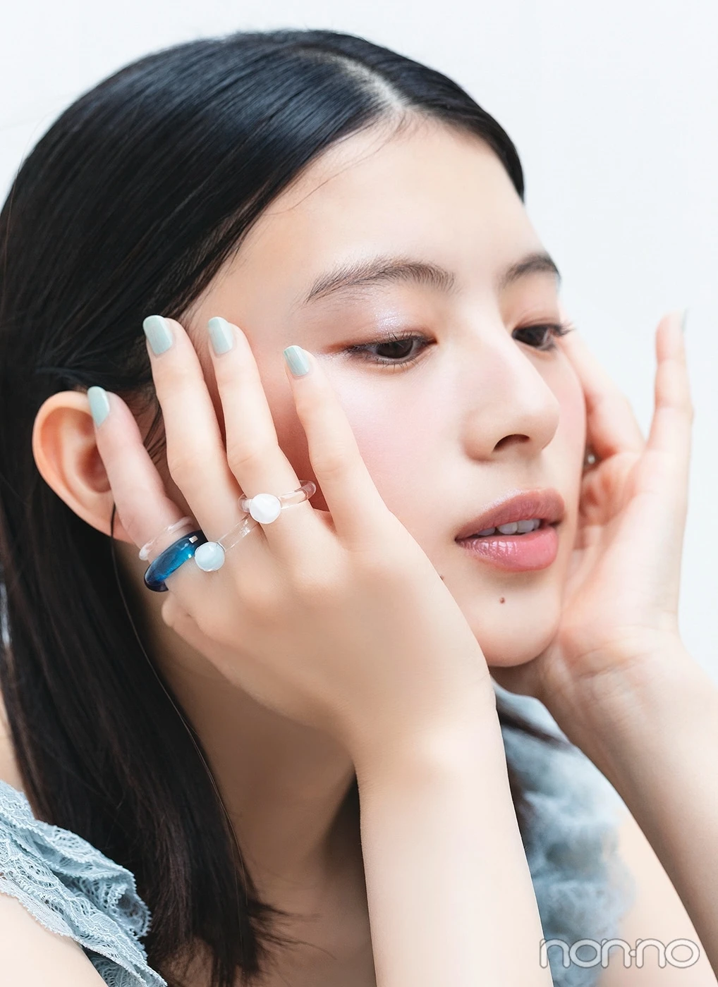 指にたくさんクリアリングをつけた出口夏希のアップ