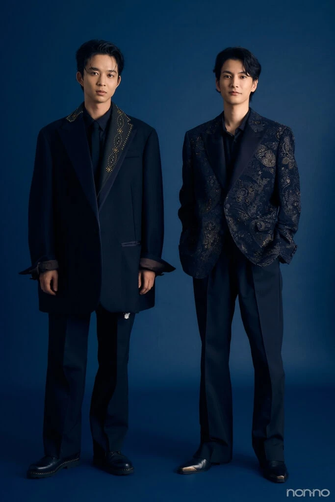 鈴木仁さん(左)と渡邊圭祐さん(右)の全身カット