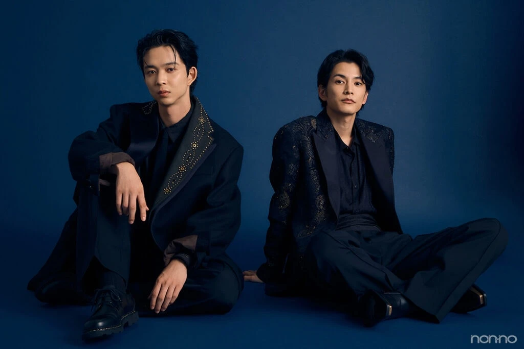 鈴木仁さん(左)と渡邊圭祐さん(右)の座りカット