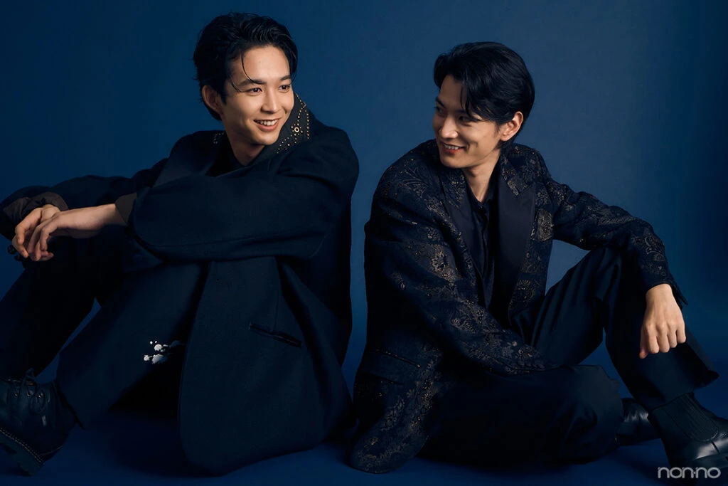 座って談笑する鈴木仁さん(左)と渡邊圭祐さん(右)