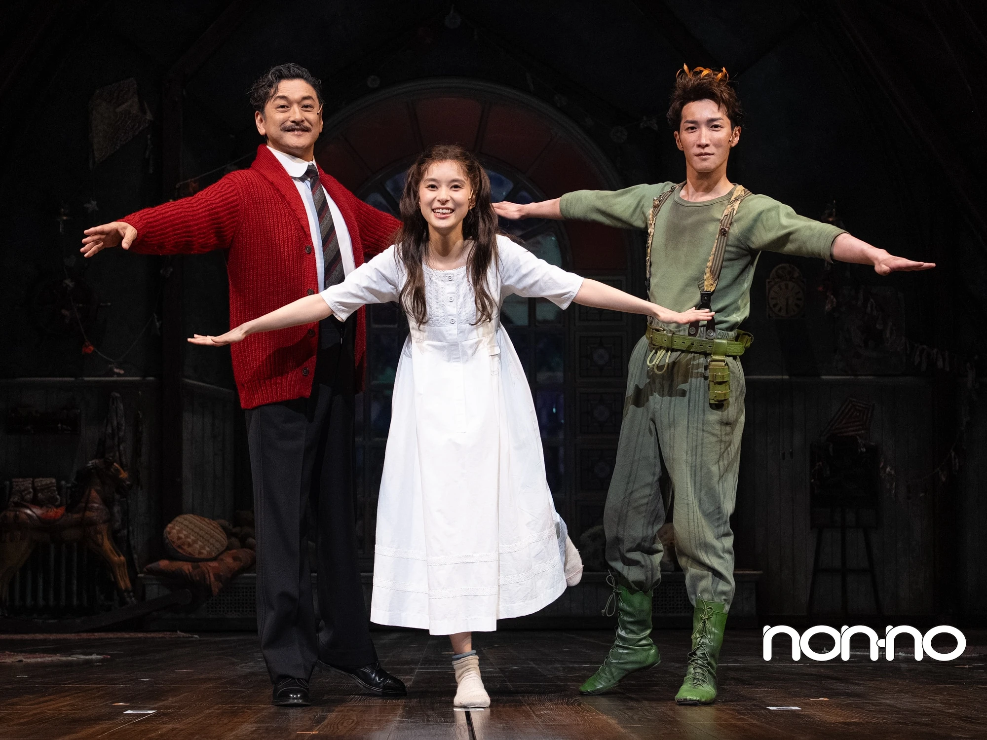 ウェンディ役の芳根京子さん、ピーター役の渡辺翔太さん、フック船長とミスター・ダーリングの二役を演じる石丸幹二さん