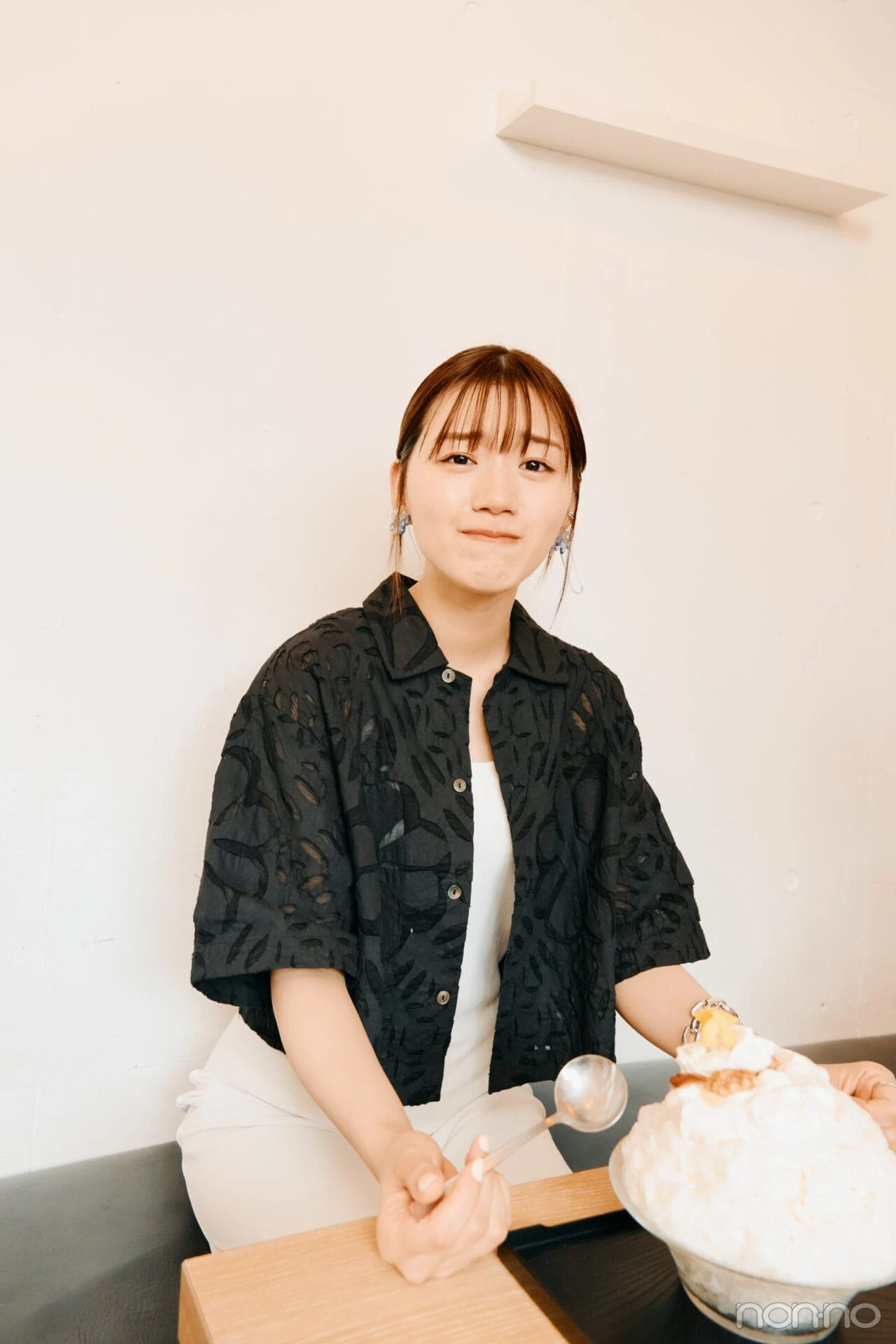 サカノウエカフェのかき氷・氷蜜花を食べて幸せな表情になった佐々木美玲