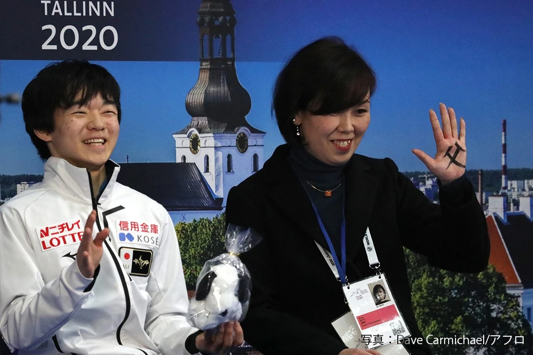 世界ジュニア選手権2020のキス&クライで笑顔を見せるフィギュアスケート男子シングル鍵山優真選手