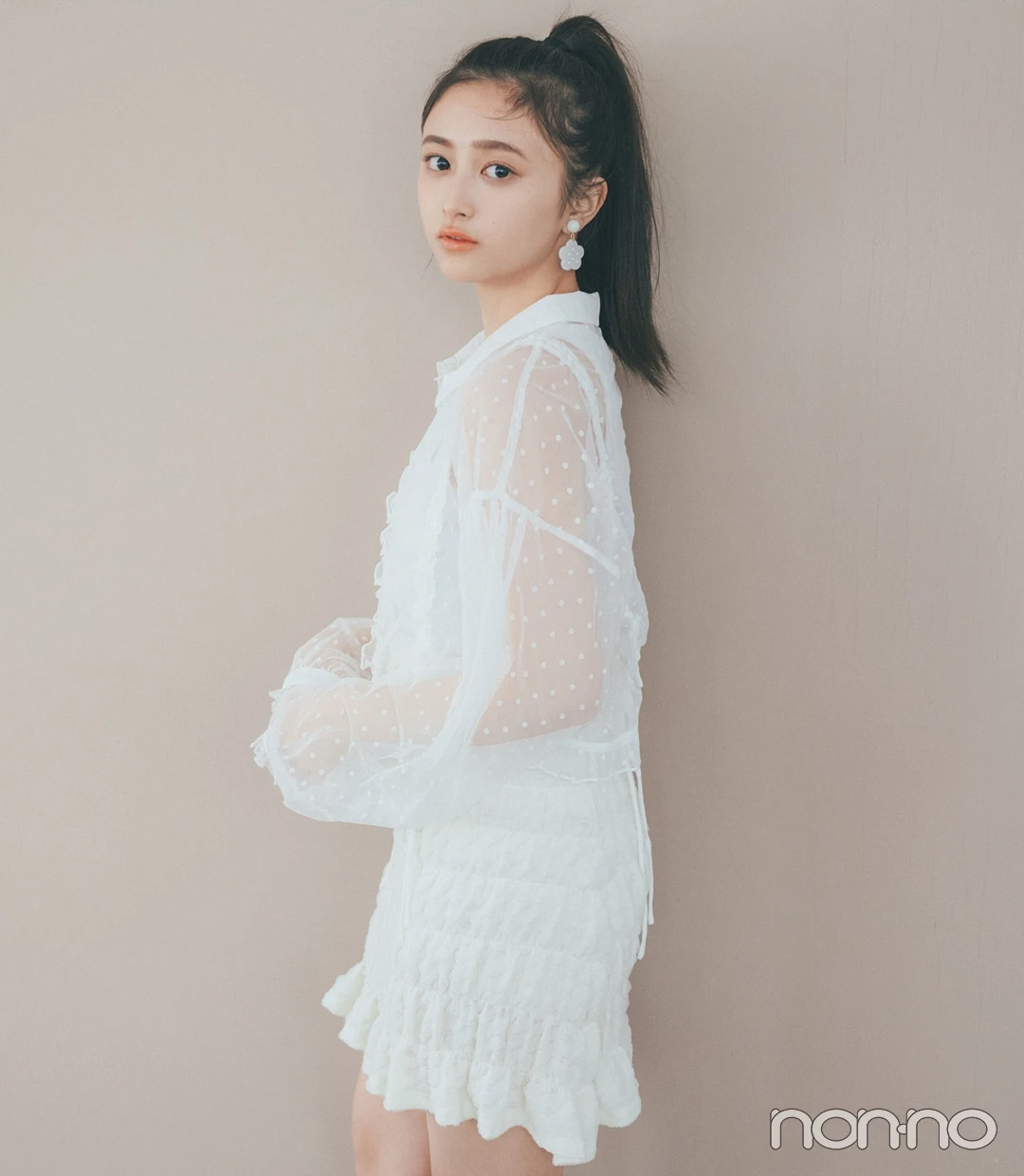 井上和の、シアーブラウス×白ミニスカコーデ