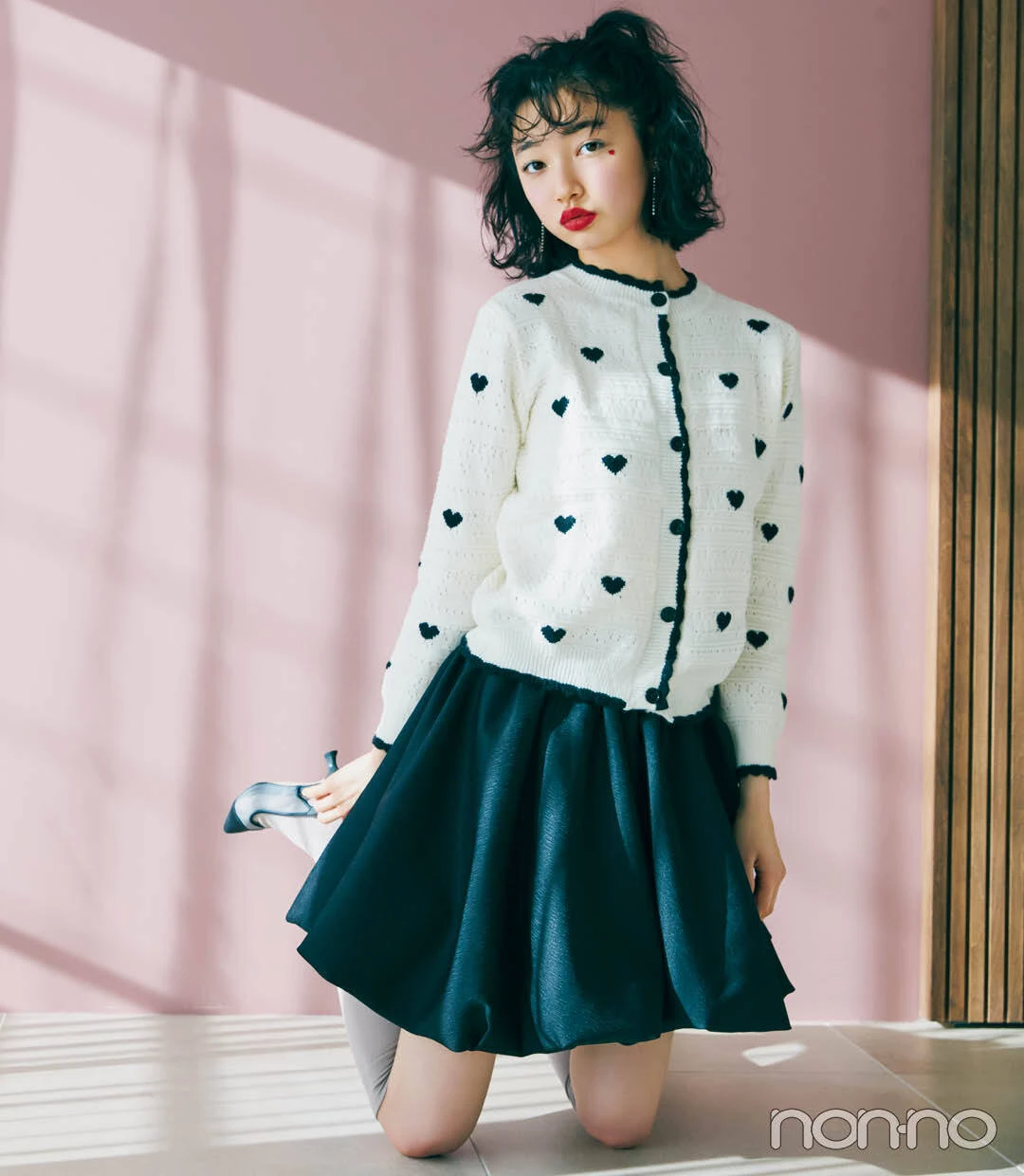 小宮山莉渚の、ハート柄リボン×黒のミニスカコーデ