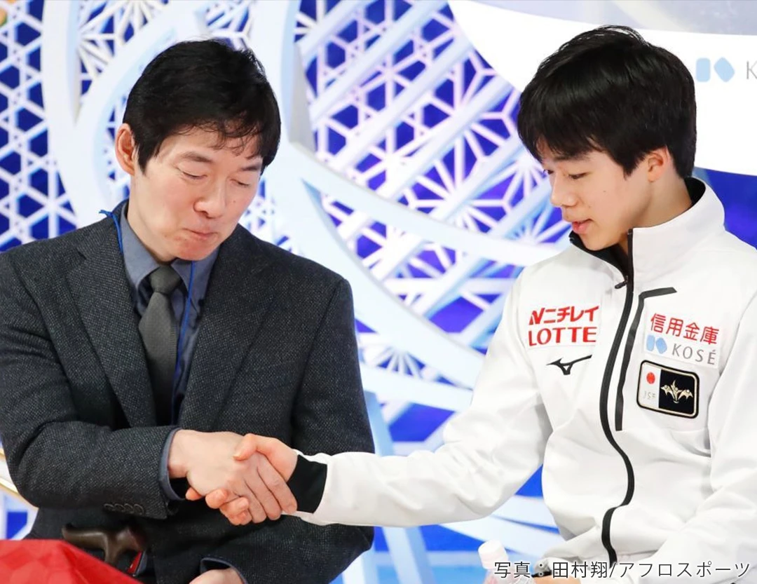 実の父でオリンピック出場経験もある正和コーチと、フィギュアスケート男子シングル鍵山優真選手がキス＆クライで握手を交わす様子