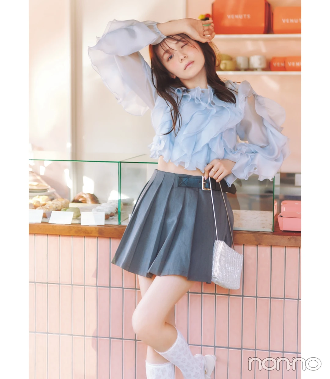 久間田琳加の、フリルブラウス×ミニスカコーデ