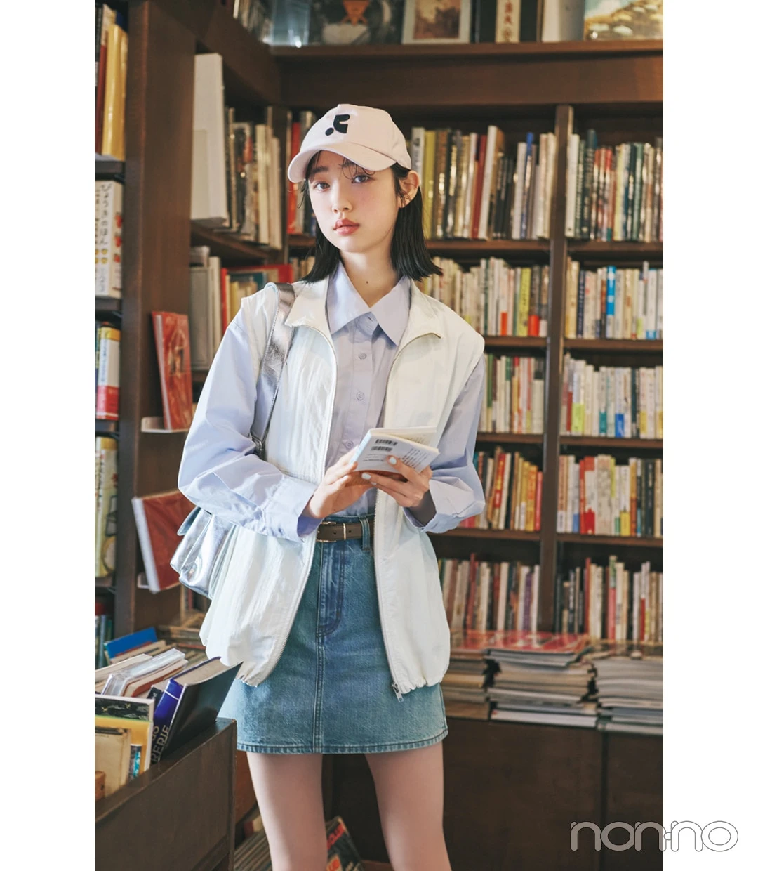 シャツ×ベスト×デニムミニスカの大学生コーデ