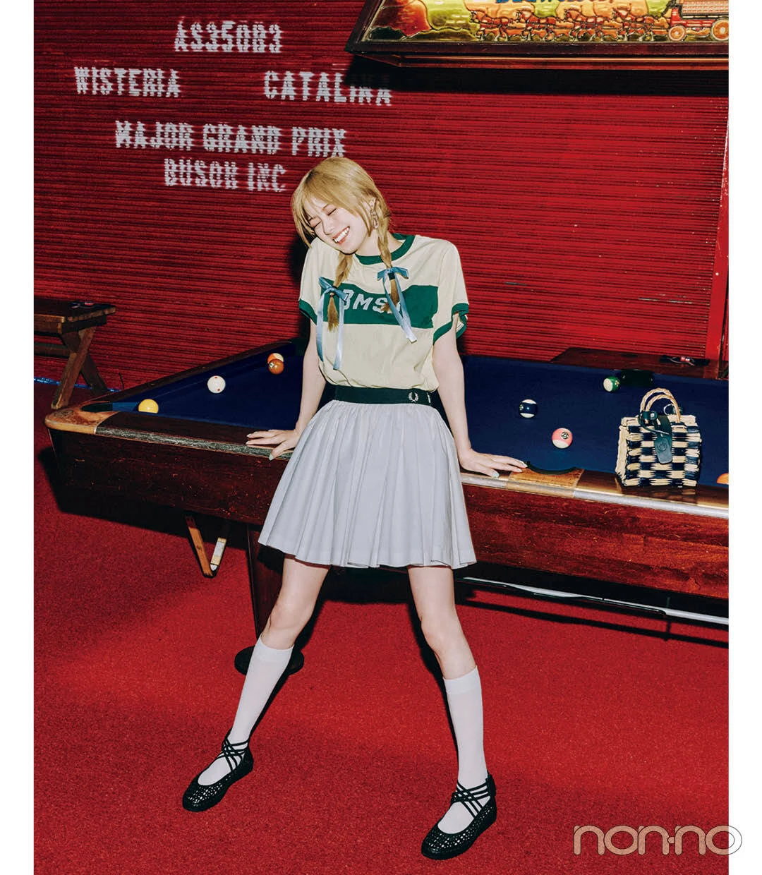 紺野彩夏の、チアガール風のミニスカコーデ