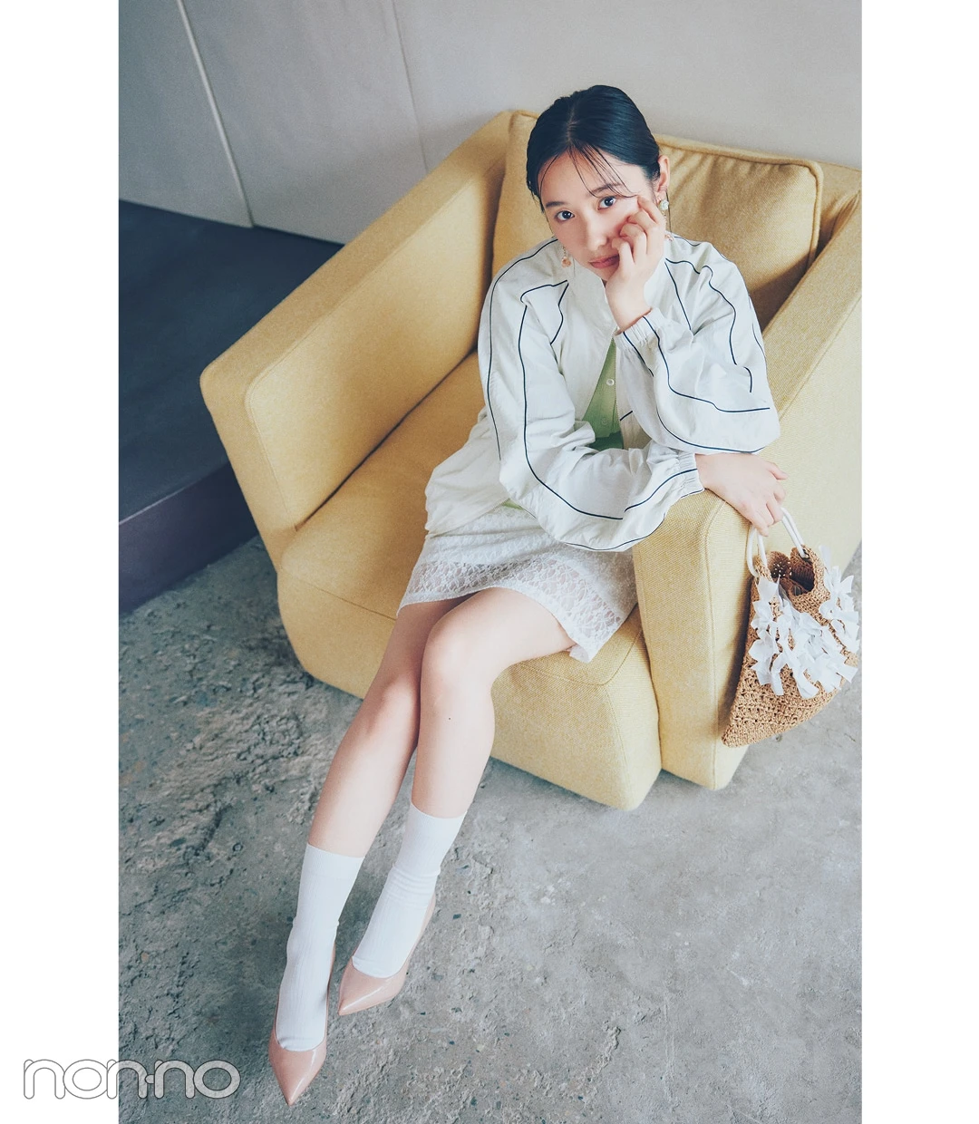 堀田真由のスポブルゾン×ミニスカートのコーデ