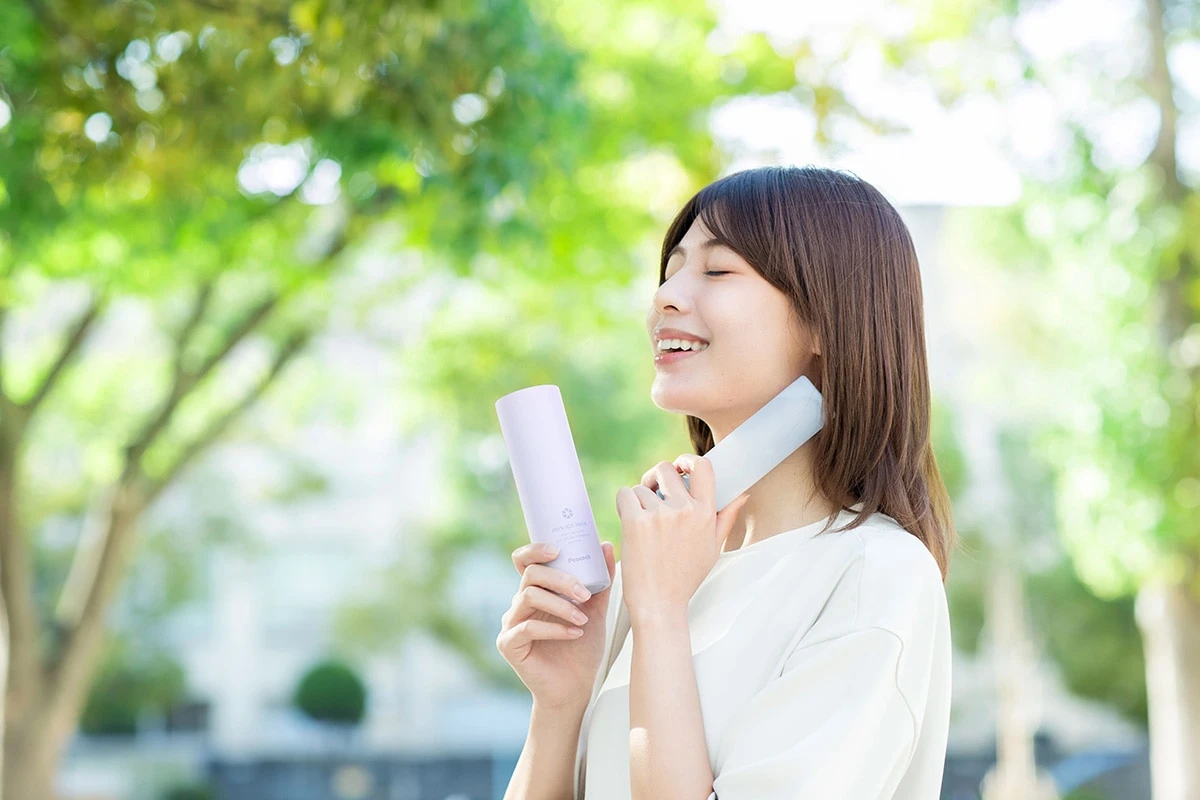 最新ひんやりグッズのピーコック魔法瓶のアイスパック(氷のう)を首にあてる女性