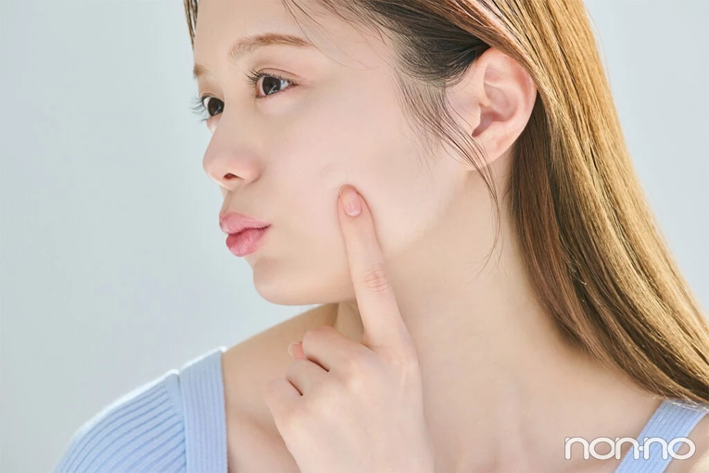 紺野彩夏 「プロアクティブ スキンケアパッチ」を肌に貼るとこんな感じ