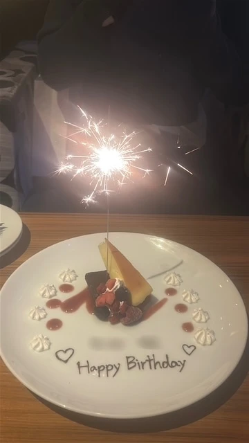 チーズケーキとチョコケーキがのっていました。名前のデコレーションをリクエストしました！