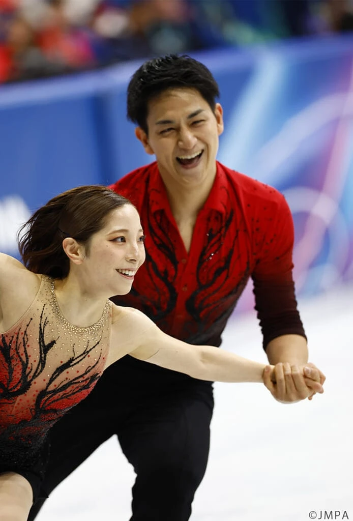 ミラノ五輪フィギュア団体戦でのペアSP:三浦璃来&木原龍一組(りくりゅう)が笑顔で演技。