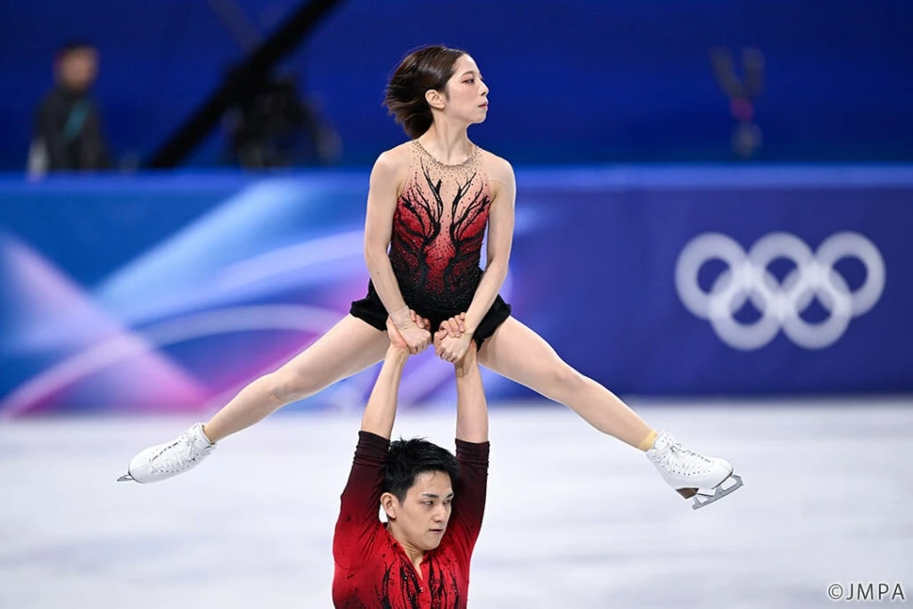 ミラノ五輪フィギュア団体戦でのペアSP:三浦璃来&木原龍一組(りくりゅう)がリフトする姿。