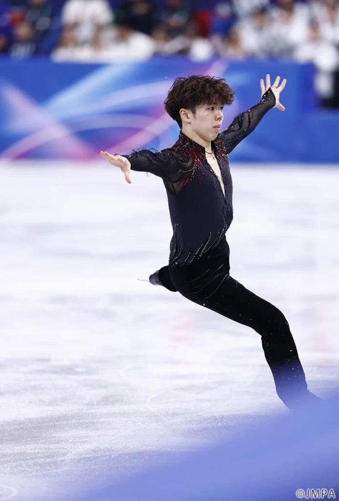 佐藤駿:ミラノ五輪フィギュア団体戦フリー「火の鳥」でジャンプを決めた姿