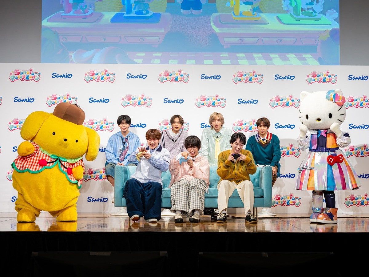 「サンリオ パーティランド」発表会でゲーム試遊するなにわ男子と、それを見ているハローキティとポムポムプリン