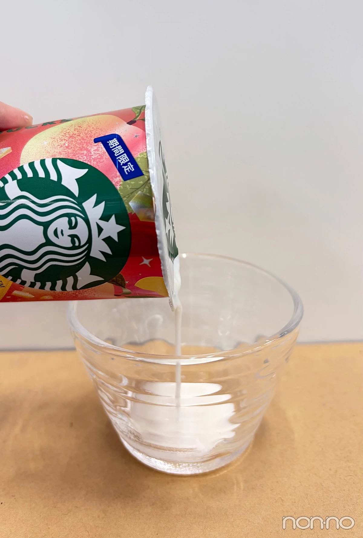ピーチミルク with クリーミープディングの中身をコップに入れている様子