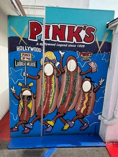 LA・ハリウッドの老舗ホットドッグ「ピンクスホットドッグス」顔はめパネル