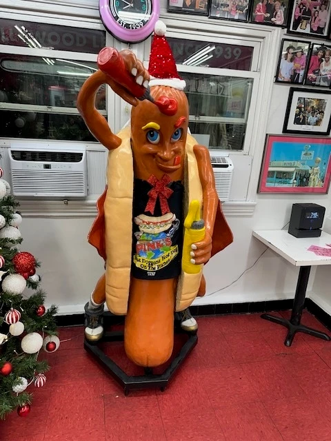 LA・ハリウッドの老舗ホットドッグ「ピンクスホットドッグス」キャラクター