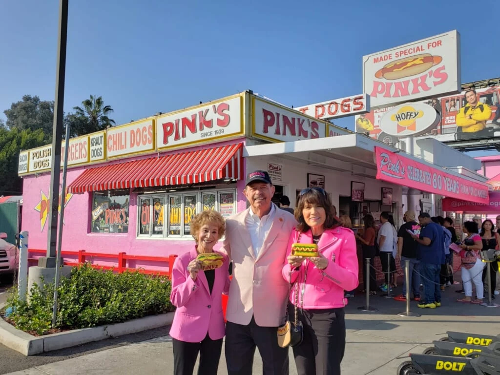 LA・ハリウッドの老舗ホットドッグ「ピンクスホットドッグス」ファミリー