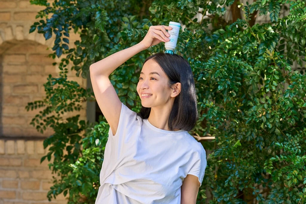 紫外線予報 炭酸UVヘッドスパFを頭にあてる女性