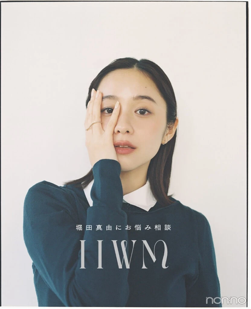ネイビー衣装の堀田真由1