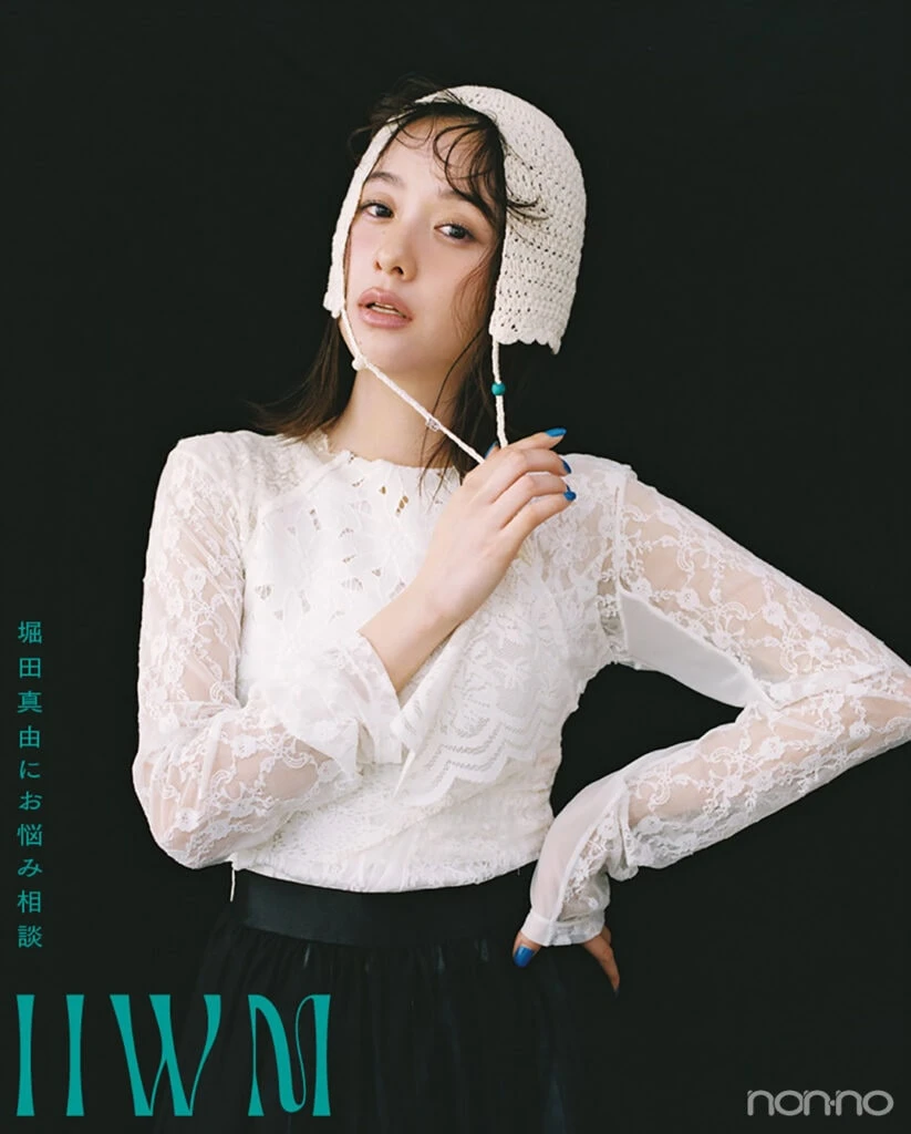 モノトーン衣装の堀田真由