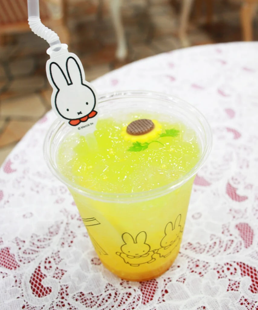 ミッフィーのひまわりソーダ￥800／ホリデー・ピクニックカフェ