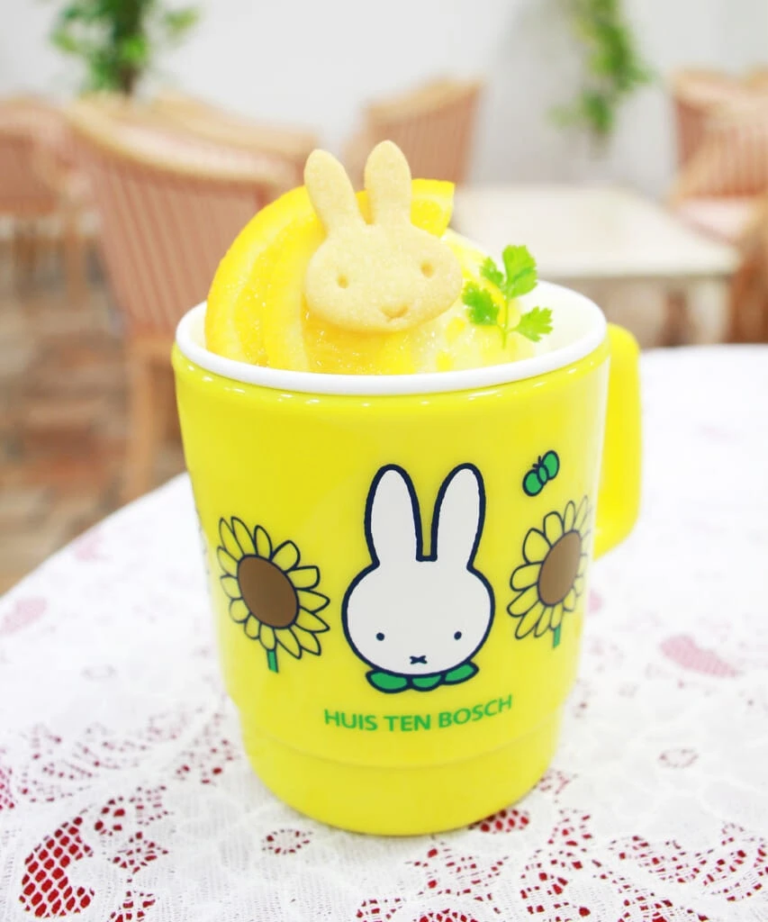 ミッフィーのオレンジアイスパフェ￥1500／ミッフィーのキッチンカー