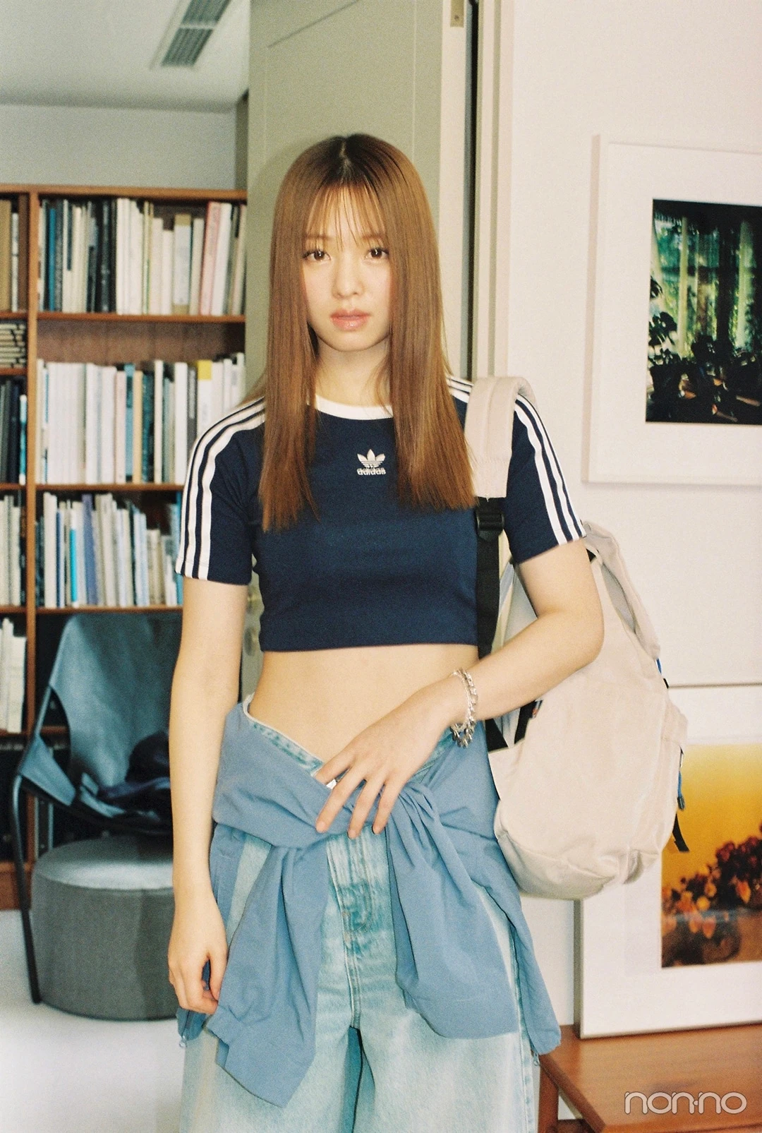 ハイクルのスーパーワイドデニムにコンパクトTを合わせてお腹を見せた横田真悠