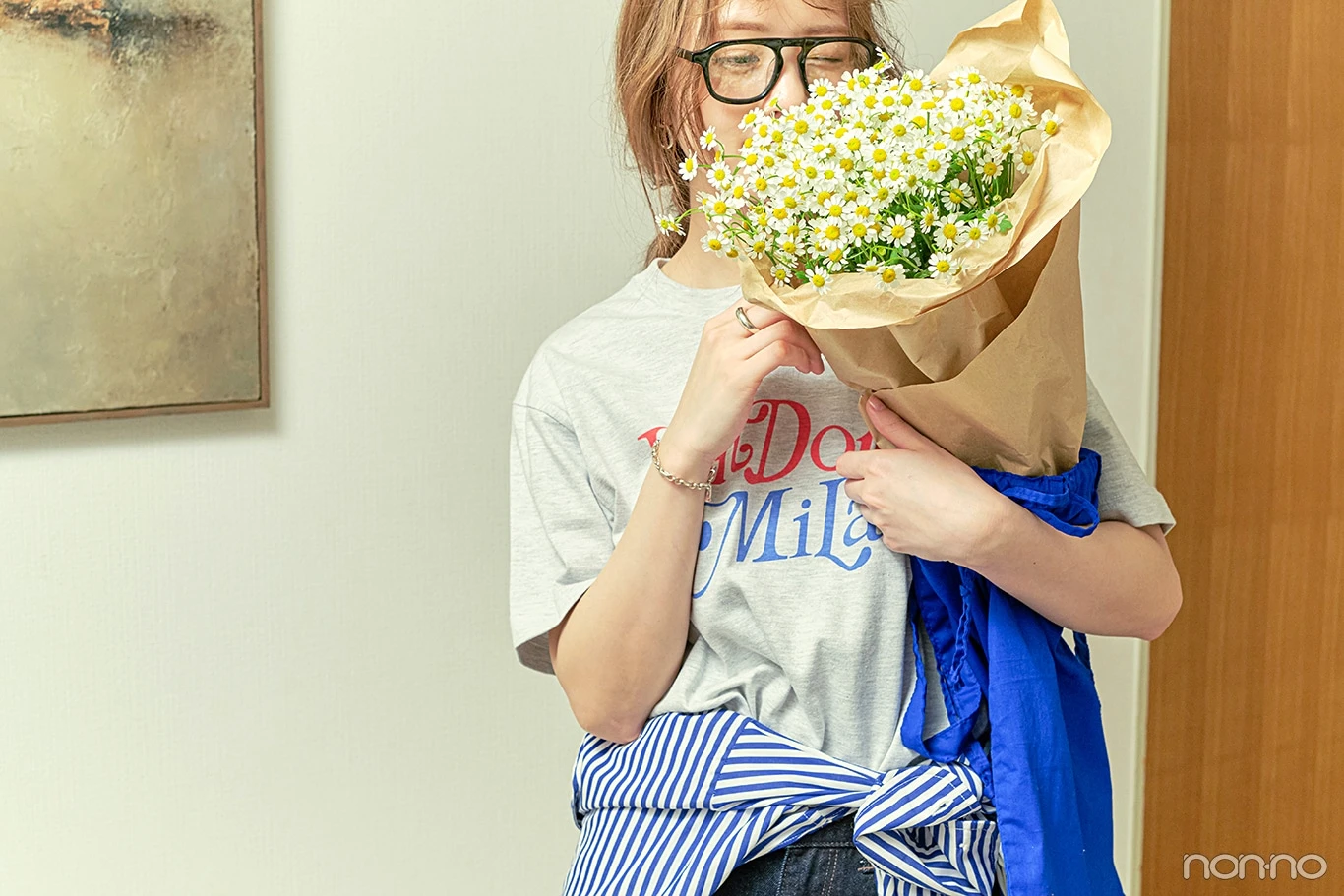 GUのバレルデニムにロゴTを合わせた横田真悠