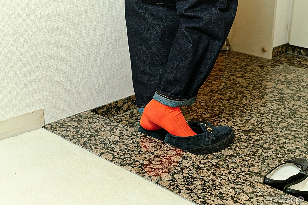 GUのバレルデニムにオレンジのソックスを合わせた横田真悠の足もと