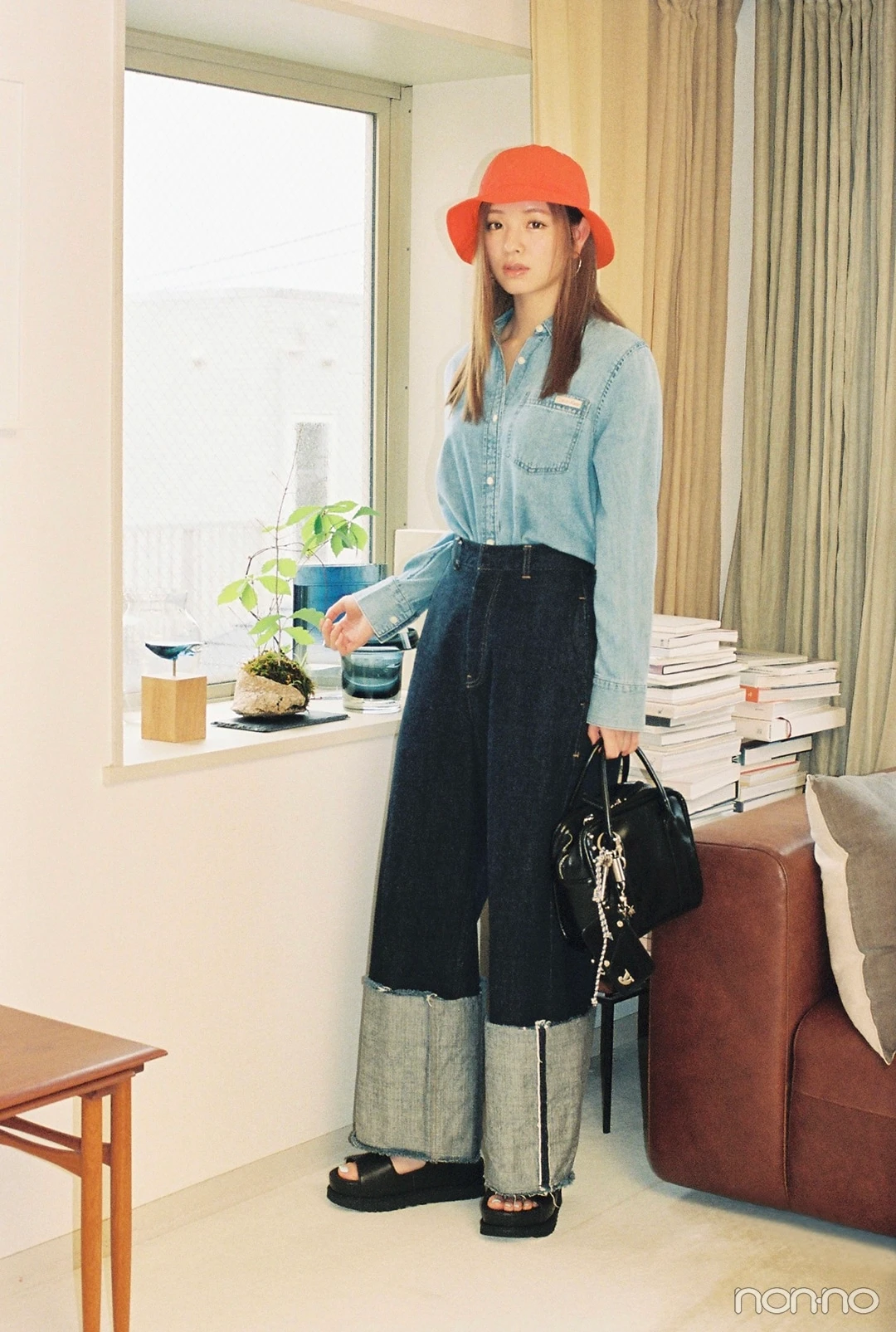 リヴィントーンのスーパーワイドデニムをはいた横田真悠の全身カット