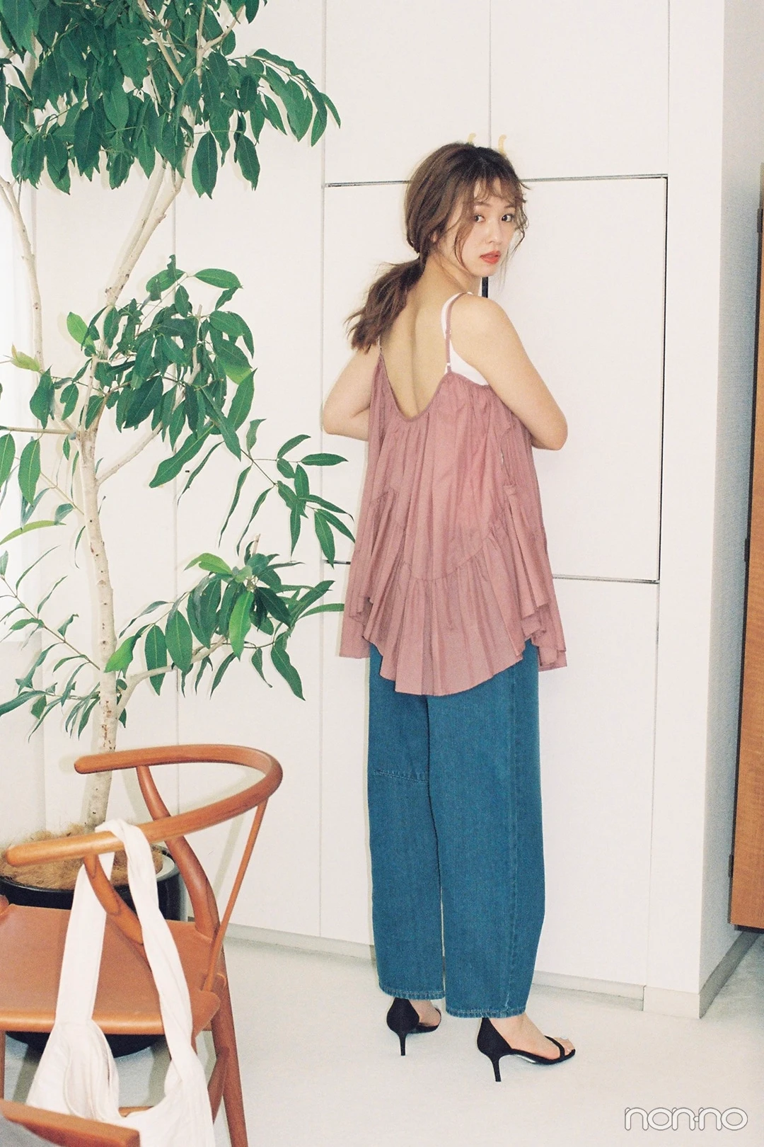 Leeのバレルデニムをはいた横田真悠の後ろ姿カット