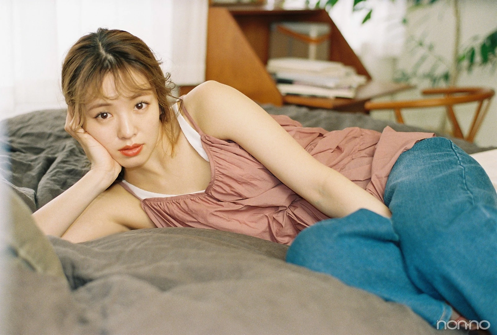 Leeのバレルデニムをはいて寝そべる横田真悠