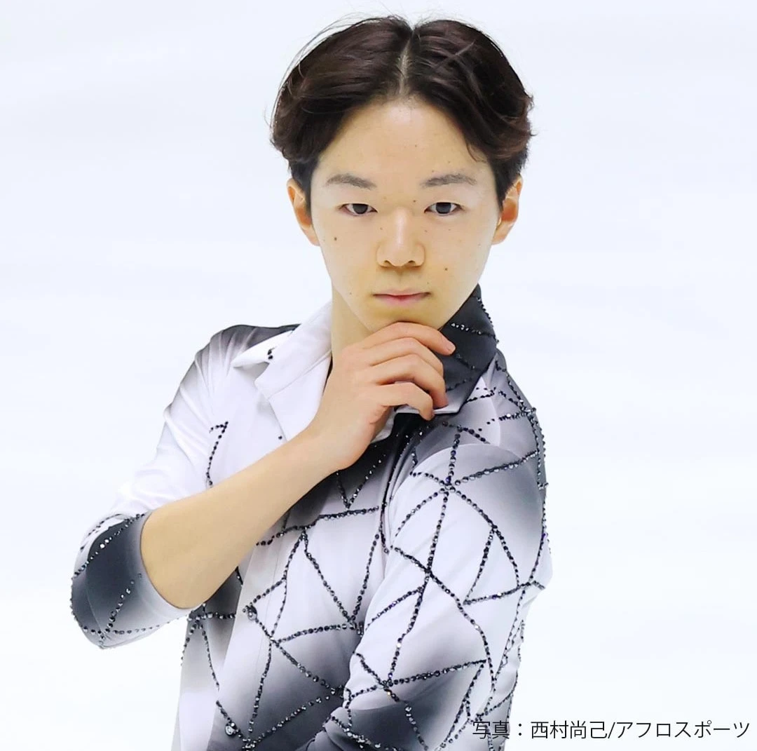 フィギュア団体戦に出場する鍵山優真選手。ミラノ・コルティナオリンピック男子シングル代表。ショートプログラムのオープニングポーズ。