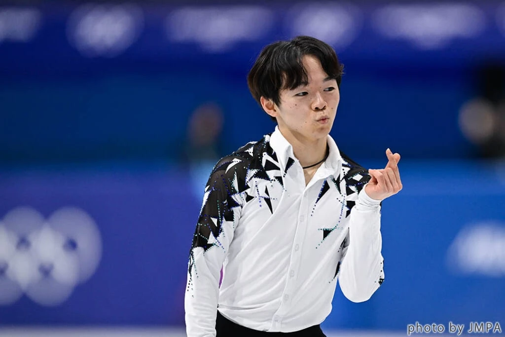 ハートポーズをする演技後の鍵山優真選手