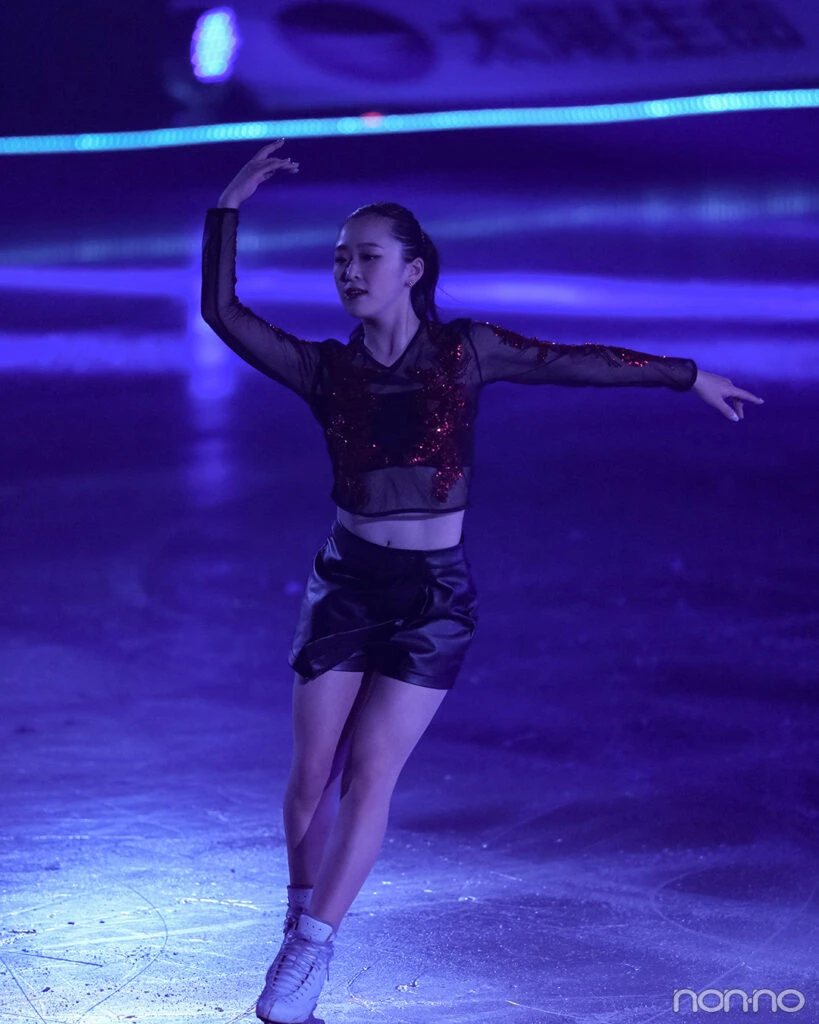 「ファンタジー・オン・アイス2025」で「like you're god」を滑る青木祐奈選手